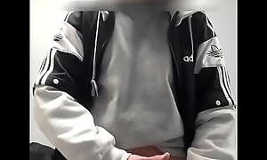 Exhib et branlette dans les vestiaires salle de sport
