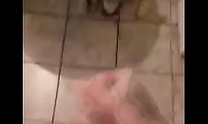 G. Stefan Rapčić masturbira u svojoj kupaonici i uči same hrvatske muškarce kako se masturbiraju