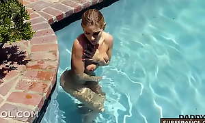 Sexo en la piscina con el padre de mi novio (subtitulado) español XXX porn porn-sub.blogspot XXX video 