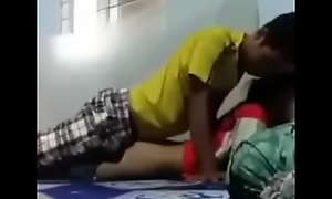 Cả nhà đang ăn giỗ, thằng anh kéo con em vào phòng nó đụ
