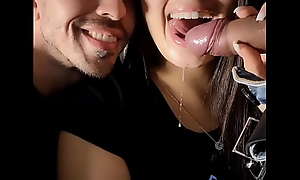 Esposa com a boca gozada beija o marido corno Luana Kazaki Arthur Urso