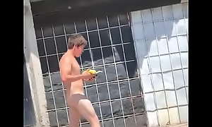 Chico desnudo en las calles de Colima México