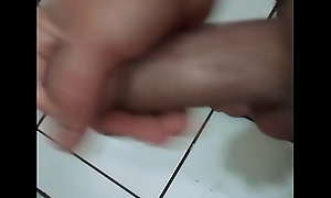 Batendo punheta ate gozar