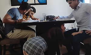 Alumnos aprovechan que la maestra se pone caliente y se la follan todos Gangbang (1/2)