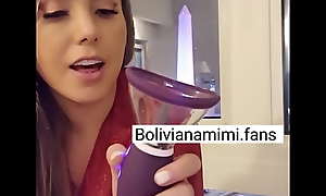 Masturbandome con un chupador de concha en frende del obelisco en Buenos Aires .... link en el video