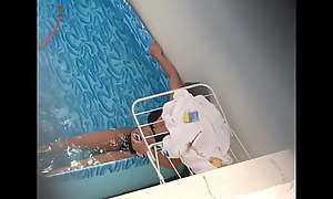 Gostosa de bikini tomando banho sozinha na piscininha de plastico, minha vizinha, filmei escondido