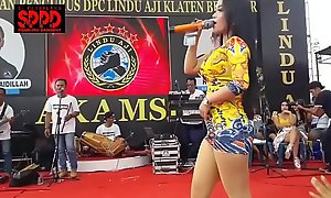 Indonesian crestfallen dance - seductive sintya riske lewd dance on years