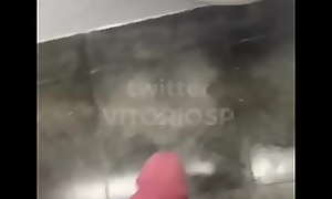 Pegação no banheiro com VitorioSP e o funcionário da limpeza entra no meio COMPLETE VIDEO  XXX video LINKTR porn video VITORIOSP