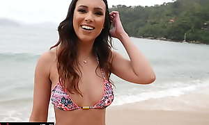 Brazilian amateur hottie Amanda Borges picked hang back a beach for anal sex