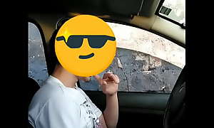 Bati uma punheta na rua dentro do carro 2 senhoras passando