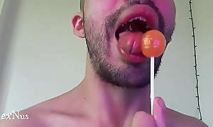 Chupando un delicioso bombón en la boca