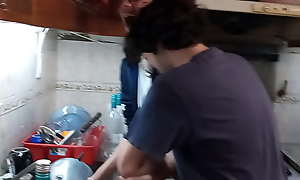 Roberto se folla a paula mientras lava los platos