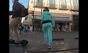 3 muchachas grabadas en la calle (México)