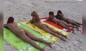 Vídeo amador de garotas brasileiras vestindo biquínis minúsculos na praia