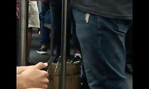 Barbudo de pau duro no metro do RIO
