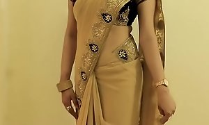 Hawt GIRL SAREE WEARING and Akin her NAVEL and BACK