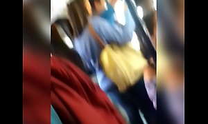 Encoxada en bus Mujer Joven Nalgona en pantalon mezclilla parte 3