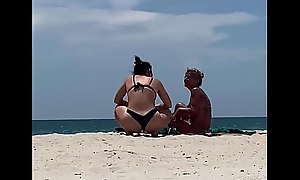 Mi novia bisexual conquistando mujeres en la playa!
