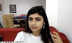 CAMSTER - Mia Khalifa's Webcam Turns On Before She's Ready