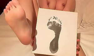日本巨乳美女がはじめての足拓にチャレンジ　足フェチ　foot feet